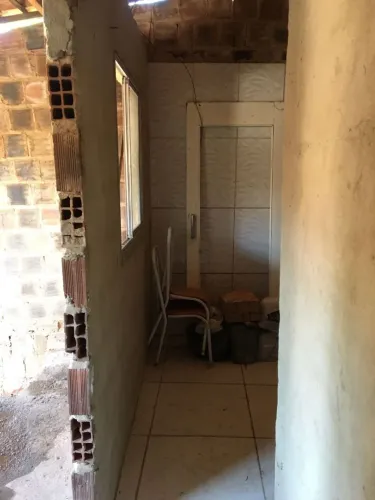 Vendo ou troco casa localizada no Feitosa, divisa com as Piabas do Jacintinho.