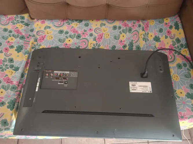Tv 32 polegadas não e smart tem 2 lista na tela não tem nada de feito só tem 2 lista na