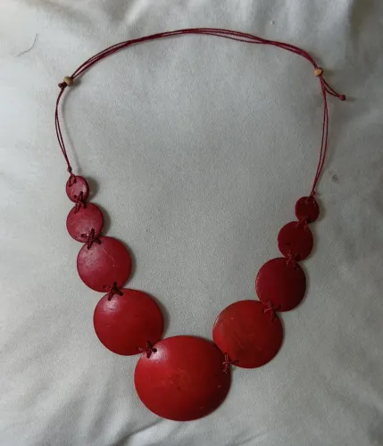 Colar Artesanal de Casca de Coco (Biojoia) - Vermelho Ajustável