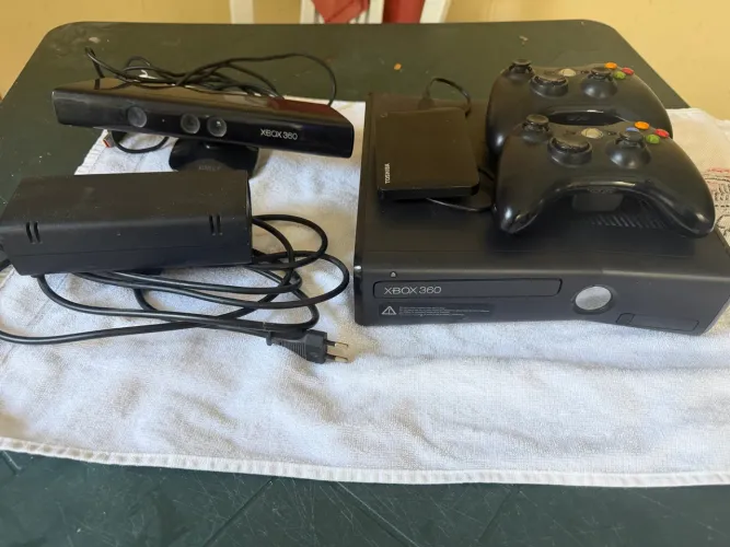 Xbox 360 Desbloqueado + HD com Jogos + Kinect + 2 Controles.