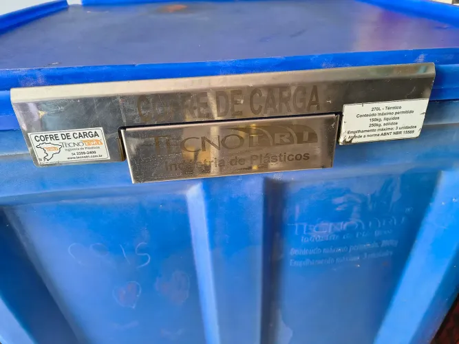 Caixa container térmica pra 270 litros aceito oferta é parcelo no cartão  aceito troca 