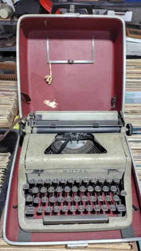 Máquina de escrever portátil antiga da marca Royal
