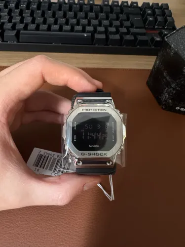 Cássio G Shock GM 5600. Prata com Pulseira preta 