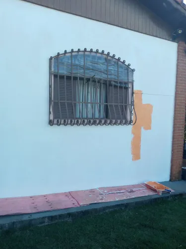 Trabalho com manutenções de pintura troca de lâmpadas limpeza de piscina