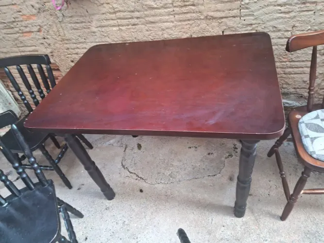 Mesa de madeira 1.10 x80 com 4 cadeiras ótimo estado