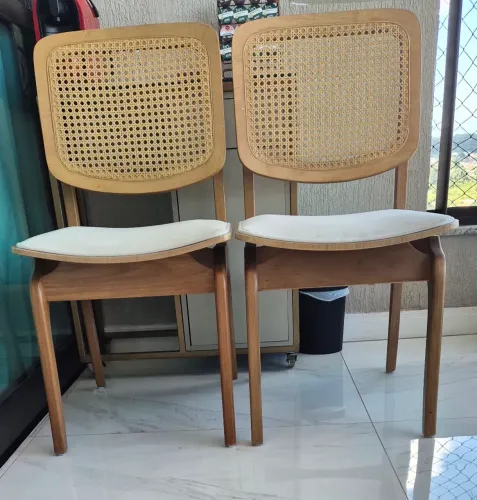 2 Cadeiras de Jantar em Madeira com Encosto em Palhinha.