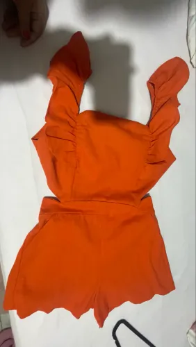 Macacão curto cor laranja