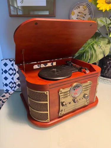 Vitrola Retrô Raveo Spazio - Vinil, Bluetooth, CD, K7 e USB (Seminova)