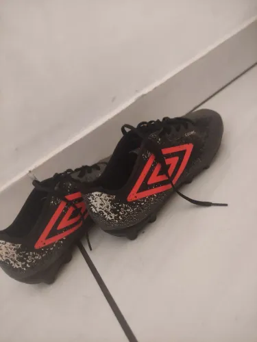 Chuteira de campo umbro 