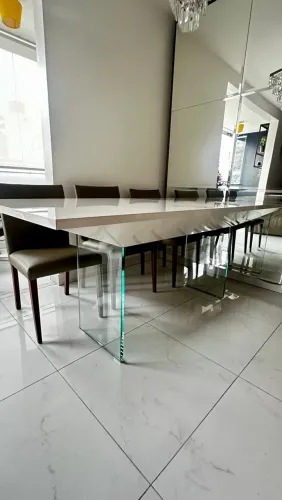 MESA DE JANTAR TEMPLUM - TAMPO EM PORCELANATO - PÉS EM VIDRO