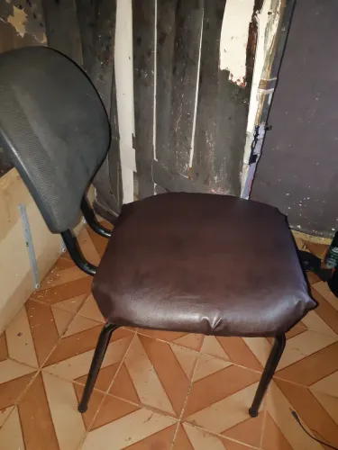 Cadeira secretária fixa de pé palito