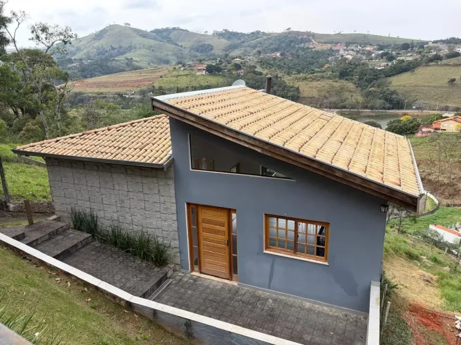 Sobrado para venda possui 206 metros quadrados com 3 quartos em Área Rural de Lindóia - Li