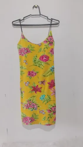 ?Vestido tubinho floral amarelo de alcinha?.