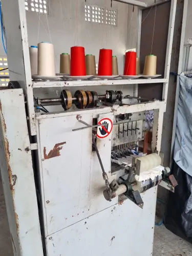 2 Máquinas de Costura 5 Agulhas c/ Esteira + Máquina de Corte Têxtil + Mesa