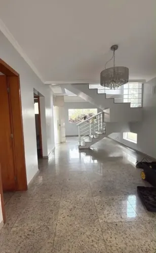 Sobrado para aluguel tem 280 metros quadrados com 4 quartos