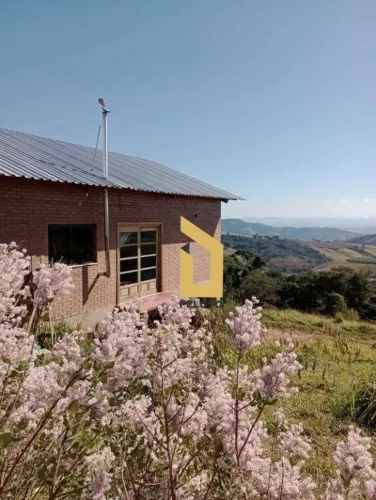 Sítio à venda | 27581 m² | 3 dormitórios | 1 suíte | 8 vagas | Centro - Bueno Brandão/MG.
