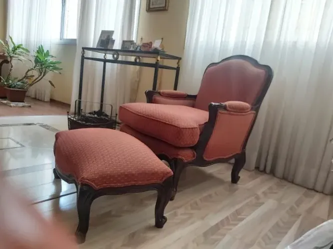 Poltrona com descanso para pés