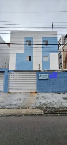 Apto térreo c/ área privativa, 3 quartos, 118m², móveis projetados, Bancários.