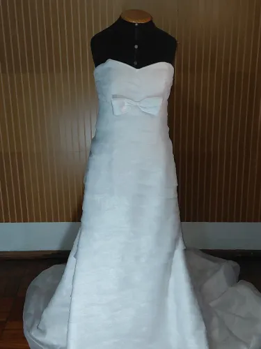 Vestido Noiva cor Branca, tamanho P ou M, tomara que caia, modelado com fita nas costas
