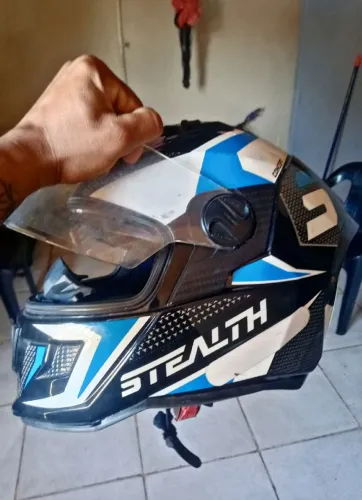 No Precinho Troco Em Um Capacete Aberto