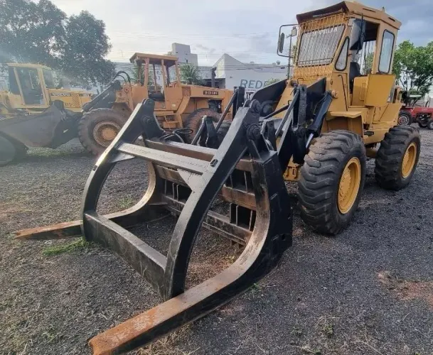 PÁ CARREGADEIRA CATERPILLAR 930 REFORMADA COM 100hs CAT 930T COM GARRA PARA TORA