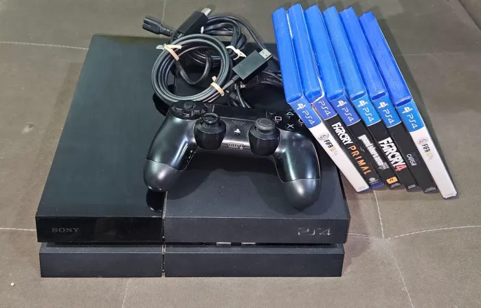 PlayStation 4 em perfeito estado, com controle e 6 jogos