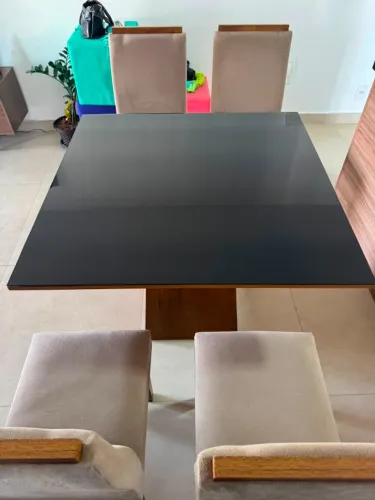Mesa de jantar com tampo de vidro de 4 lugares 1,00 x 1,00 cm, c/ cadeiras