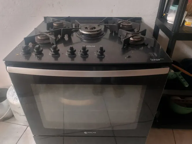 Vendo um fogão de cinco bocas, acendedor elétrico,da marca Atlas, com um pequeno defeito.