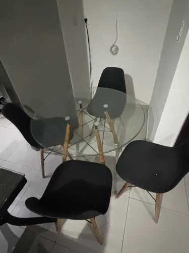 Mesa tampo de vidro redondo 4 cadeiras pretas