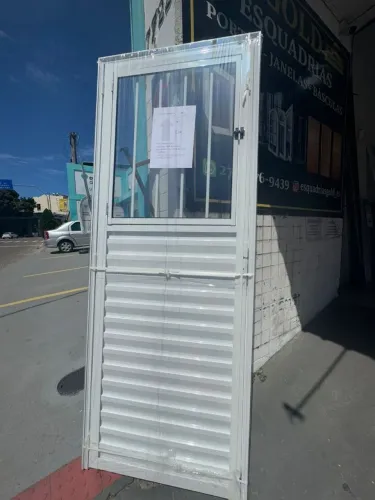 Porta de alumínio BRANCA com vidro e grade 80cm - DIRETO DA FÁBRICA