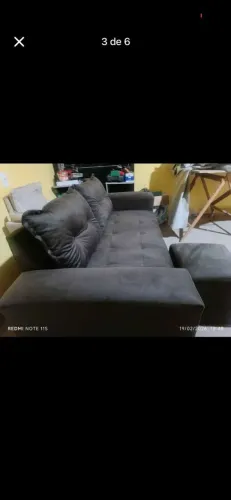 Sofá de 3 lugares com puff