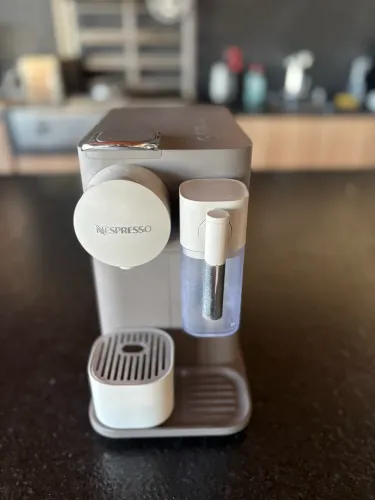 Cafeteira Nespresso Lattissima 