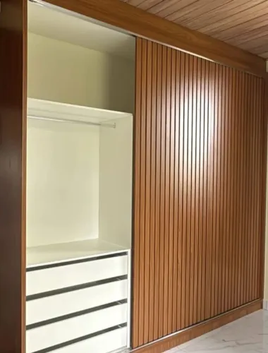 Roupeiro Com Portas Ripadas 