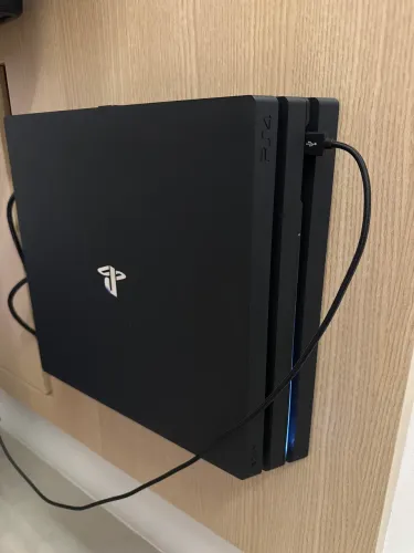 PS4 PRO 1TB excelente estado com controle zero lacrado e suporte de parede importado.