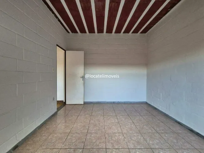 * Casa geminada com quintal para locação de 1 quarto localizada no bairro Araguaia