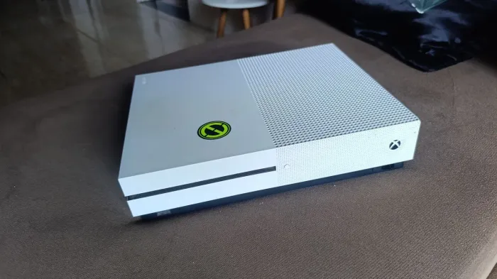 Xbox one s usando. Porém lacrado em bom estado! Com controle. E alguns jogos!