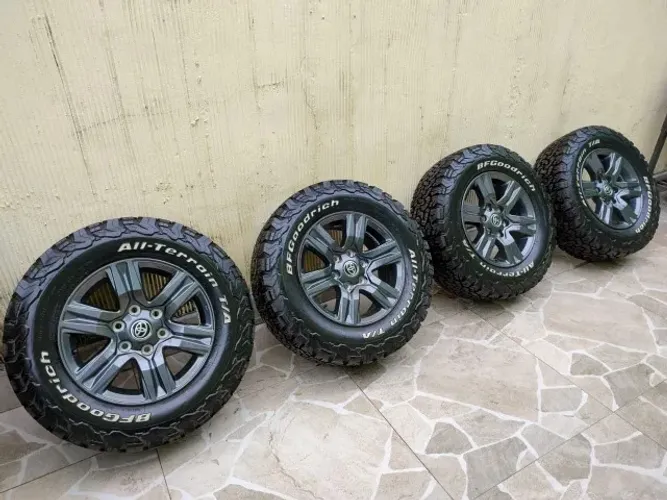 4 rodas com pneus novos  Hilux 2022