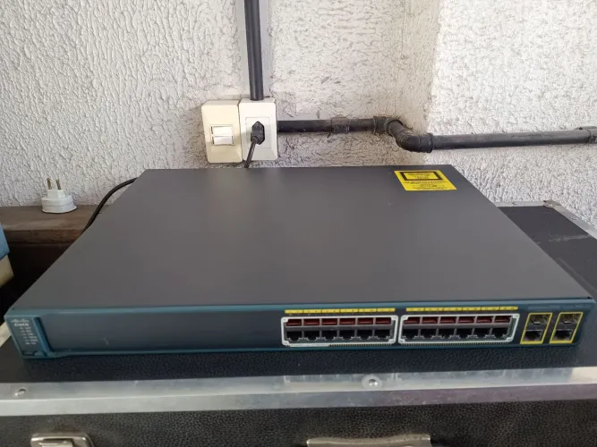 Vendo switch catalyst 2960 series Poe 24 portas, funcionando.