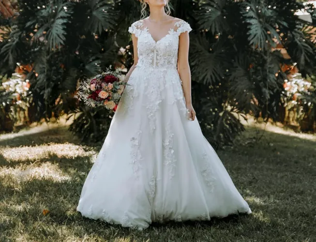 Vestido de noiva com renda 3D cor marfim.