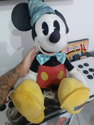 Pelúcia do Mickey Edição Especial em comemoração aos seus 90 anos.
