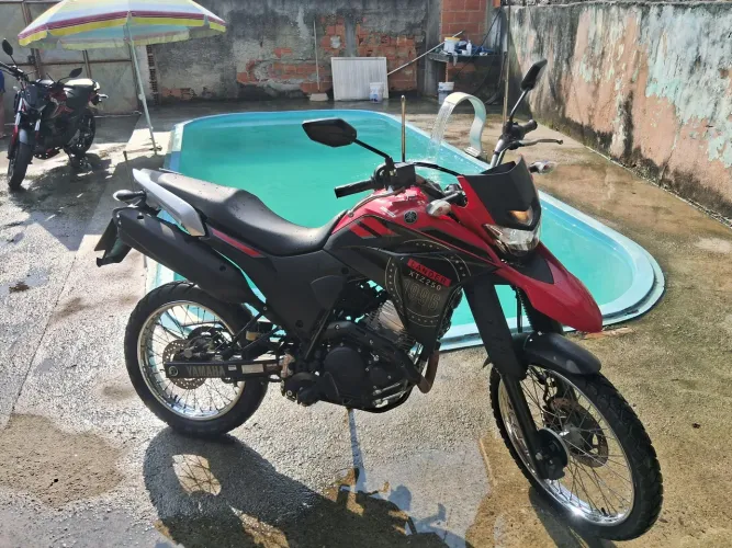 Vendo lander ano 2024 muito nova 13.600 km última versão da braba com garantia de fábrica