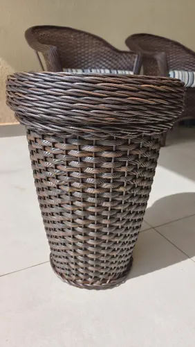 Vaso para plantas revestido com fibra sintética