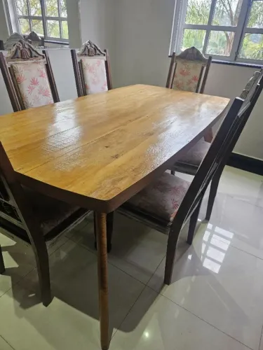 Mesa de jantar de vidro preto com tampo de demolicao e 6 cadeiras