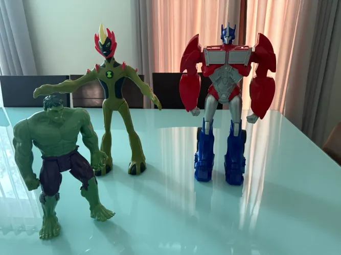 Bonecos Hulk Homem aranha 