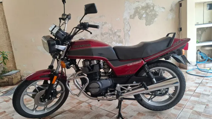 CB 450 1989 cor Vinho 45.000 km tudo original.