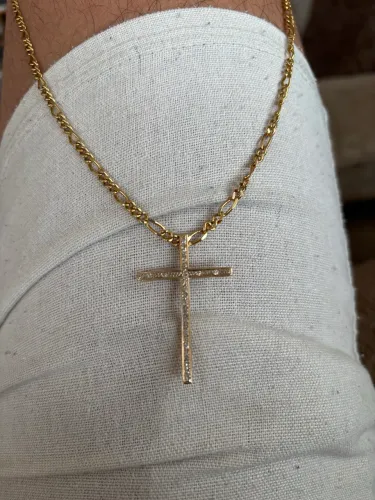 Pingente Crucifixo em ouro 18k com diamantes