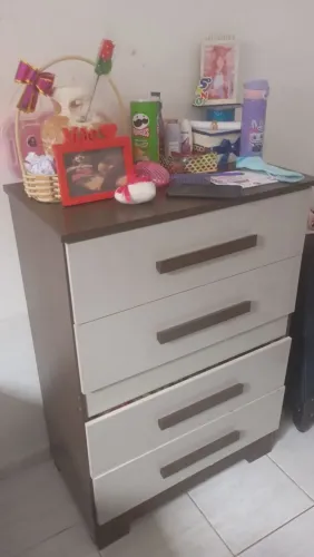 Vendo Cômoda de 4 gavetas na cor branca.