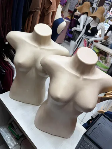 Busto feminino meio corpo