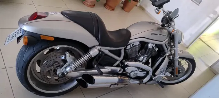 Moto abaixo da tabela com dois pneus novos e nada a fazer