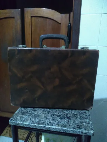Oportunidade!! Maleta executiva revestida em couro sintético